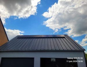 Panneaux photovoltaïques posés sur un toit de garage, en Ille-et-Vilaine, par la société Gastel Frères