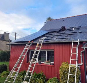 Installation de panneaux solaires sur le toit d'une maison