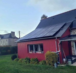 Pose finie sur un toit, d'un ensemble de panneaux solaires photovoltaïque