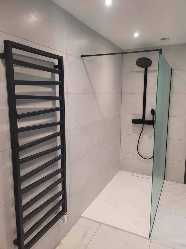 Éclairage d'ambiance avec des spots, pour une douche à l'Italienne