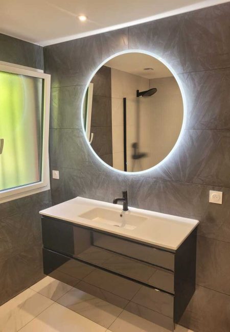 Installation d'un éclairage chaleureux pour une salle de bain