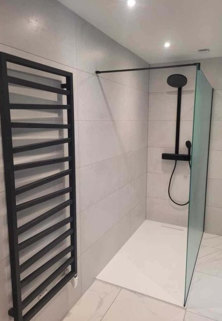 Éclairage d'ambiance avec des spots, pour une douche à l'Italienne